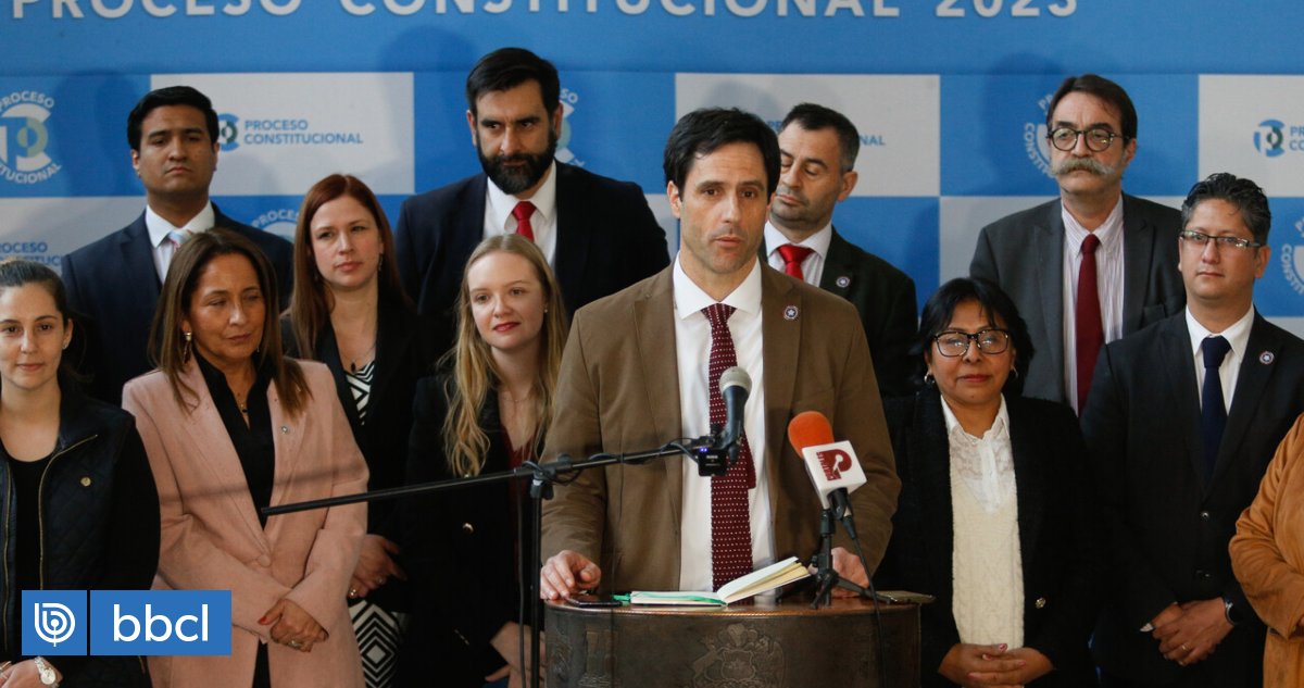 biobio's tweet card. El pleno, con la abstención de Chile Vamos y el Partido Republicano, rechazó una norma que establecía que las Fuerzas Armadas deben respetar el orden democrático constitucional y los Derechos Humanos.