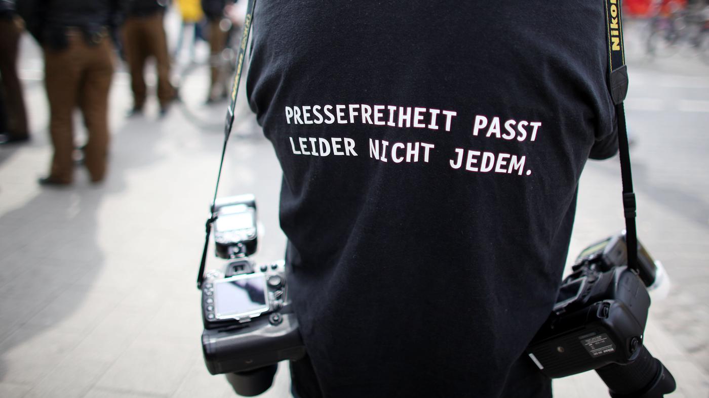 HonkHase's tweet card. Wenn es im Interesse der „nationalen Sicherheit“ ist, wollen die EU-Staaten die staatliche Überwachung von Journalisten und ihren Gesprächspartnern zulassen.