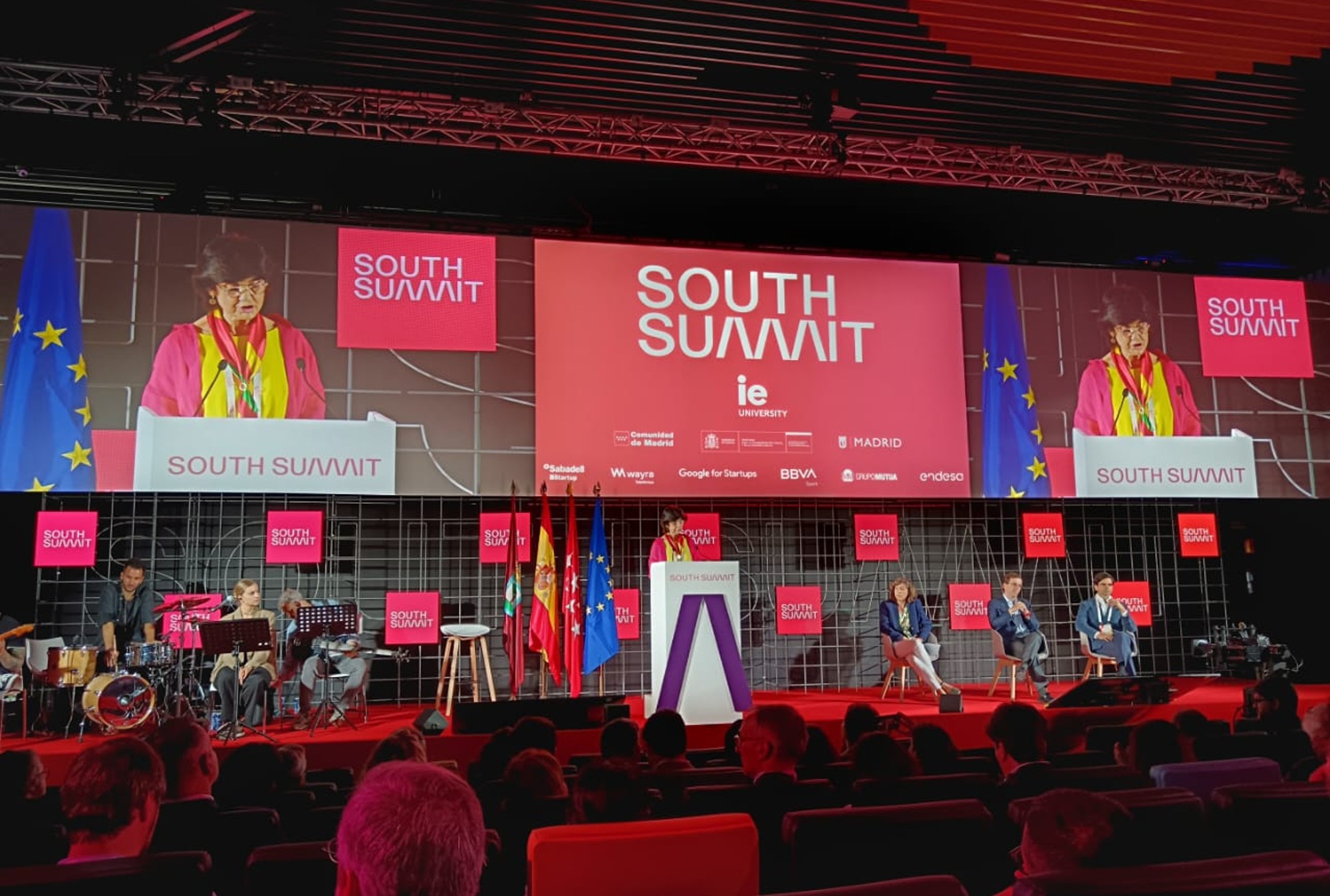 EmprendedorNot's tweet card. Bajo la premisa de la persona al centro, se celebra South Summit 2024, la feria de innovación y emprendimiento más grande del sur de Europa
