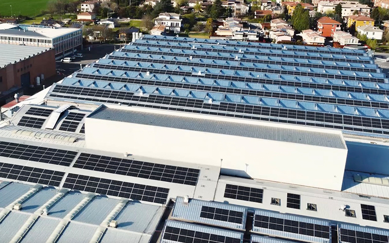 confructamedien's tweet card. The large photovoltaic system built by Sidel at their Parma plant has become fully operational, enabling the site to satisfy 40 % of its electricity needs and cut its CO2 emissions by 871 tons/year,...