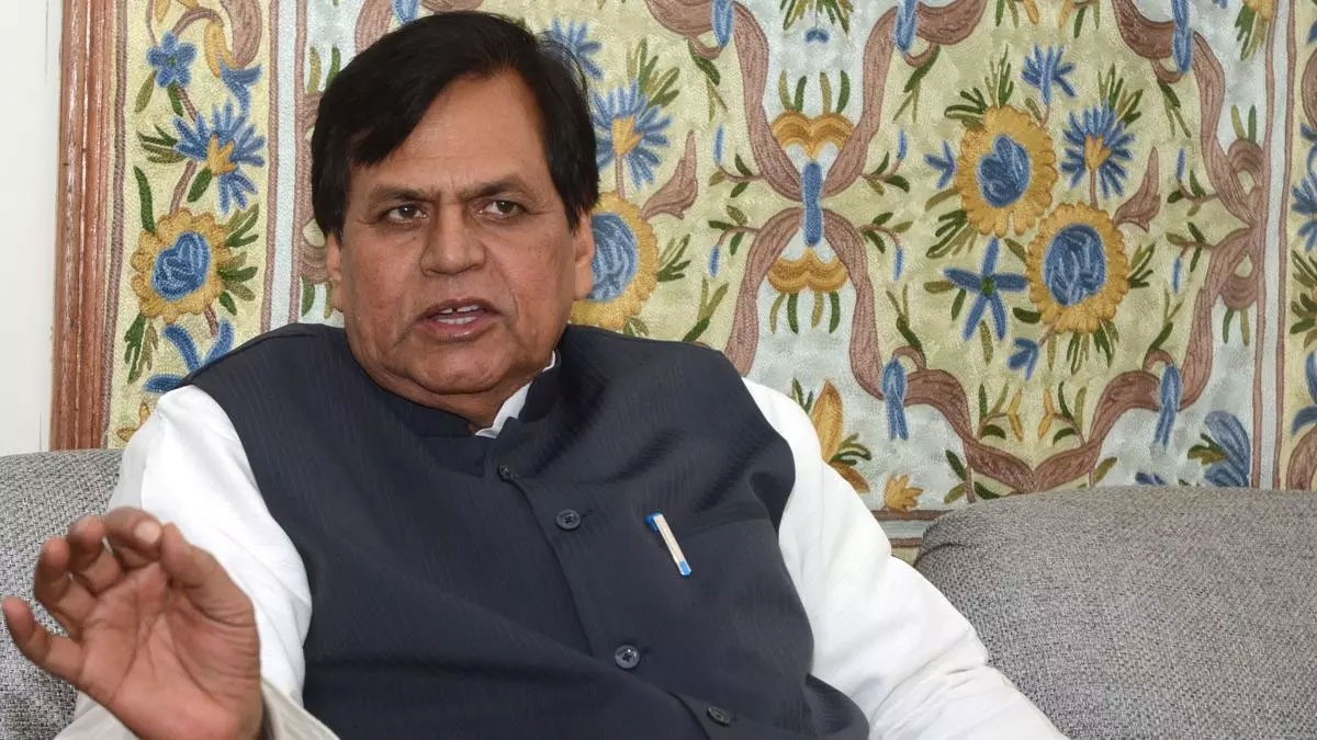 ForwardPressWeb's tweet card. “जो लोग ओवैसी की राजनीति को समझते हैं, उनसे कोई सलाह नहीं ली गई और यह भी नहीं हुआ कि पिछले चुनाव से सबक लेकर कोई कार्यक्रम करके लोगों को ध्रुवीकरण के खतरे के बारे में बताया जाए। पसमांदा समुदाय के...