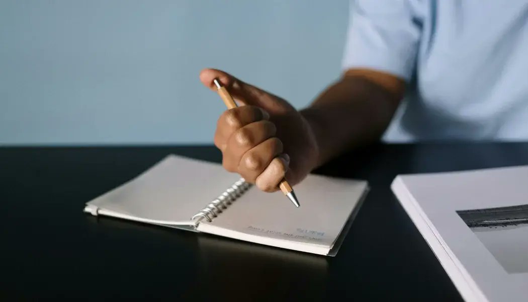 SparrowConnect's tweet card. Discover the best times to send internal communications to boost engagement and ensure your messages are seen. Learn tips and strategies with Sparrow Connected.