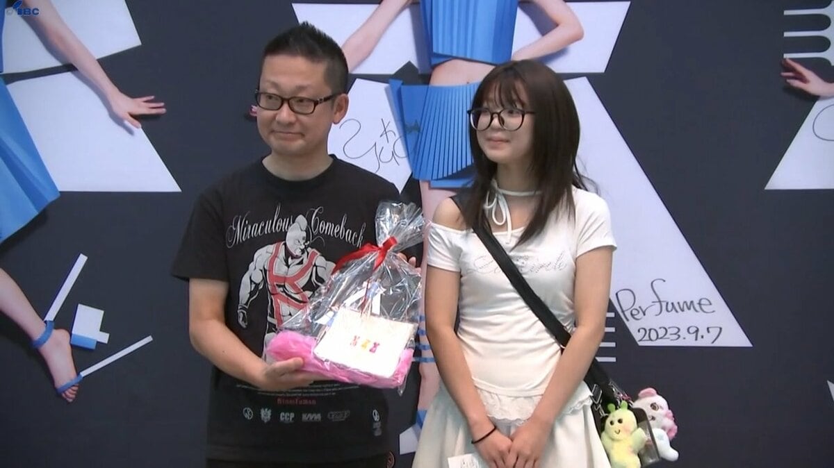 IBC_online's tweet card. 岩手県立美術館で現在開催されている、女性3人組ユニット「Perfume」の衣装を集めた展示会の来場者が1万人に達しました。1万人目の来場者となったのは、宮城県名取市の近藤史彦さんと、娘の心優さんの親子です。27…