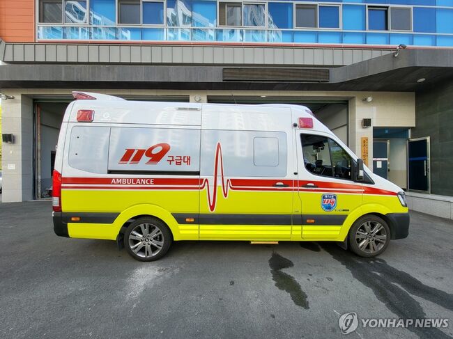 namhoon's tweet card. 수갑 찬 신(神)은 응급실에 없다 / 의사에게 돌을 던져라그때는 역삼동에 ‘김미파이브’라는 곳이 있었다. 뜨거운 조명 아래 땀 냄새와 환호성이 뒤섞인, 날것 그대로의 링이었다. 나는 악역 프로레슬러였다. 마이크를 잡고 상대를 도발하는 ‘마이크 웍’은 쇼의 백미였다. 나는 거칠게 소리쳤다. 밖에 있는 앰뷸런스 보여? 네가 타고 갈 거야. 관중들은 열광했다....