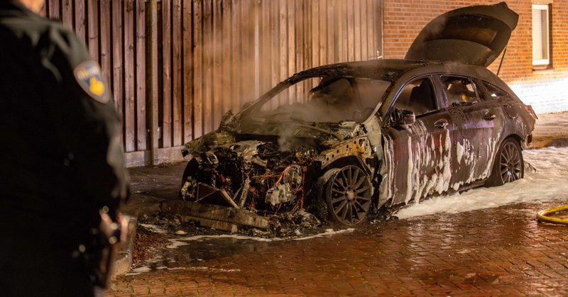 Wandelwagen gered uit auto tijdens hevige brand