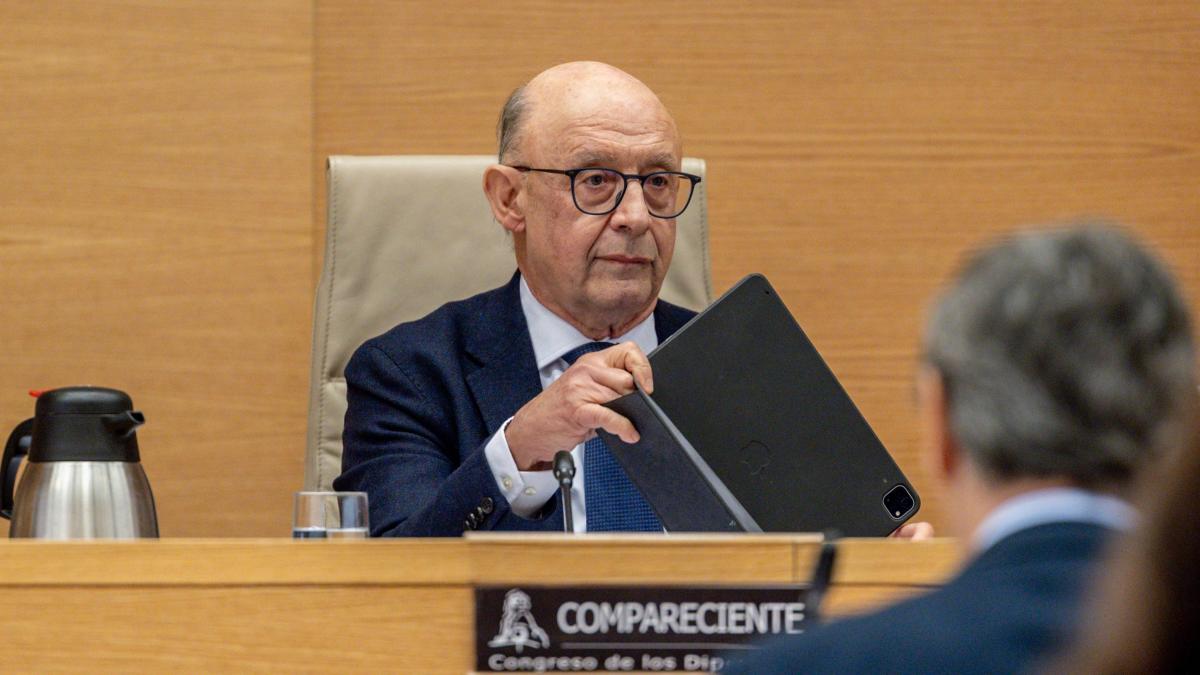 ChicoteLerena's tweet card. Un juez ha imputado al exministro de Hacienda Cristóbal Montoro y a su anterior equipo por liderar una “organización” para traficar desde el ministerio con la