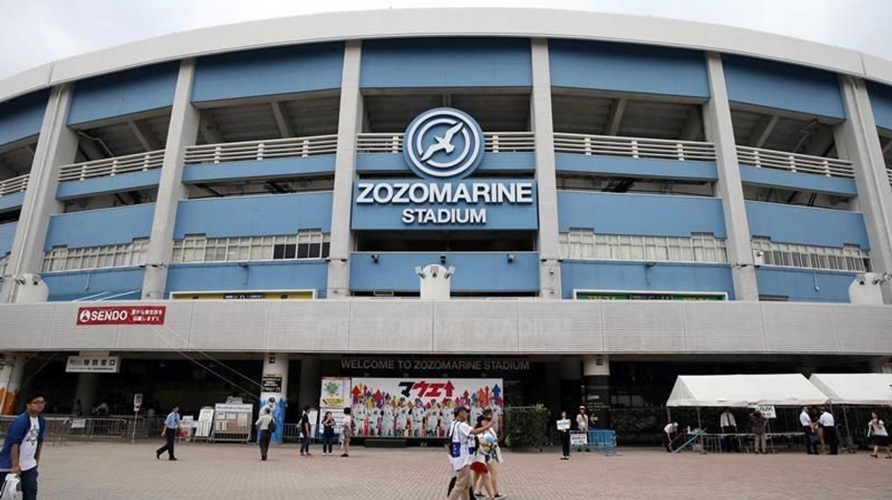 YahooNewsTopics's tweet card. 屋外型で新築移転の構想が示されていたZOZOマリンスタジアム（千葉市美浜区）について、同市の神谷俊一市長は20日、定例記者会見で「ドーム化」を再検討する考えを明らかにした。同球場を本拠地とするプロ野