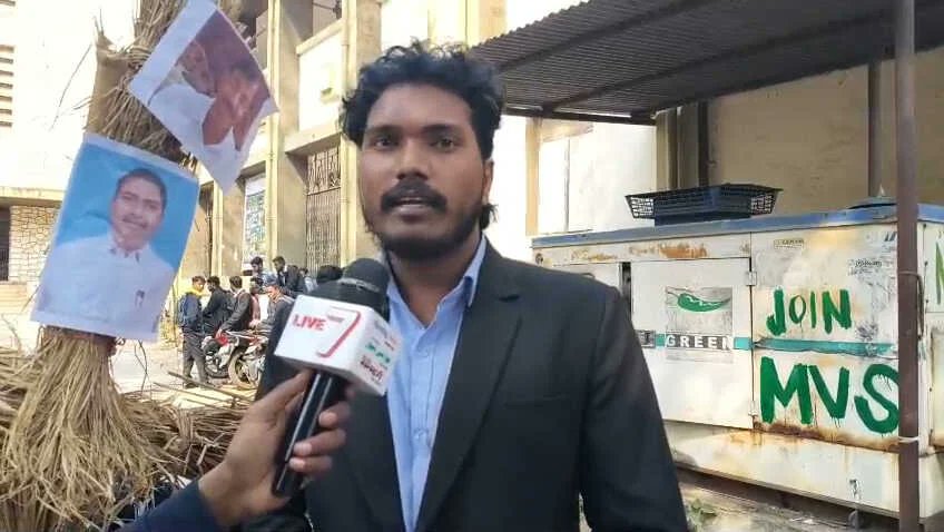 live7BHARAT's tweet card. DSPMU में सेमेस्टर फीस बढ़ोतरी पर बवाल, छात्रों ने VC व रजिस्ट्रार का पुतला दहन किया