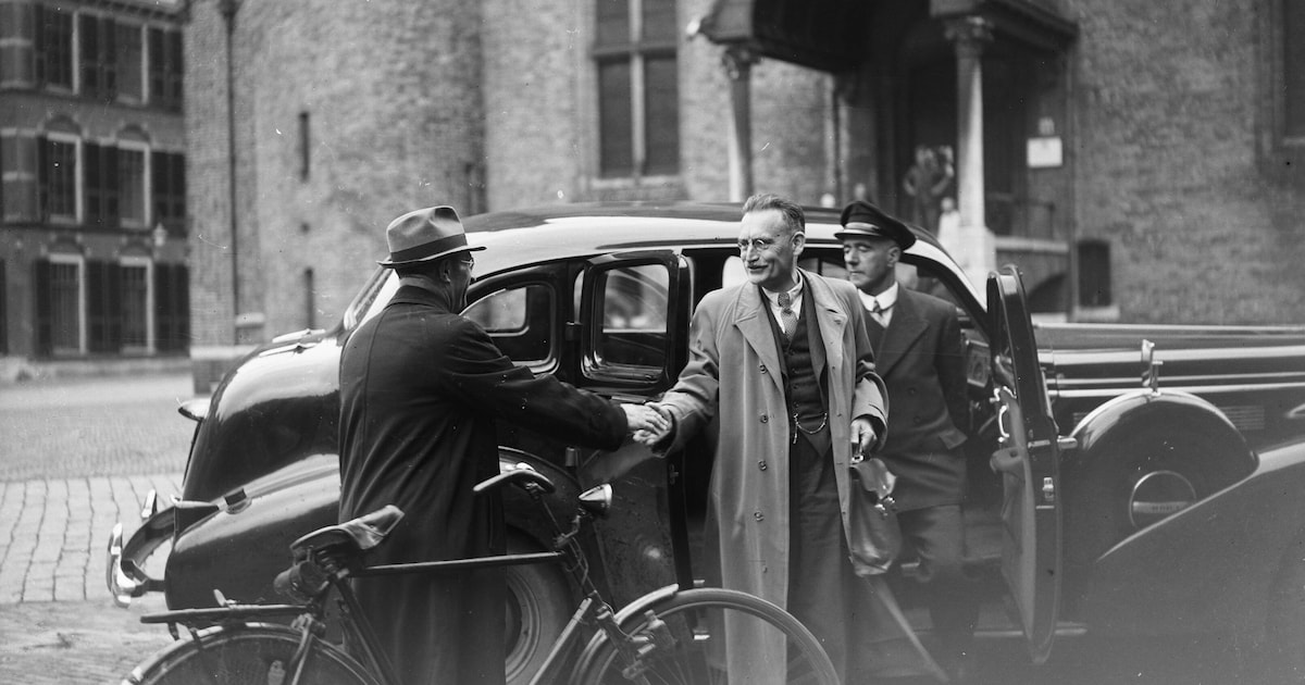 SuusHendriks's tweet card. Denken aan de lessen van opa. Tachtig jaar geleden vergaderde het parlement voor het eerst na de Tweede Wereldoorlog weer. Drie parlementariërs dragen de littekens van oorlog mee in hun familieverh...