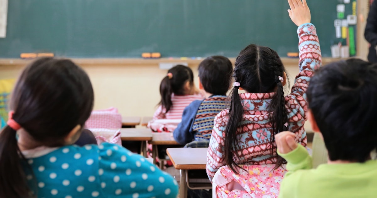 LinkAI__sns's tweet card. 不登校を人工知能（AI）で予測する――。こんな取り組みが2024年3月末まで埼玉県の戸田市で行われていた。23年11月に戸田市内のパイロット校で試行を始め、同年12月から同市内の公立小学校12校、同中学校6校の計約1万2000人の児童生徒のデータを分析対象に、「不登校予測モデル」構築の実証をした。事業はこども家庭庁の「こどもデータ連携実証事業」として戸田市が受託し、内田洋行、AI開発のPKSHA