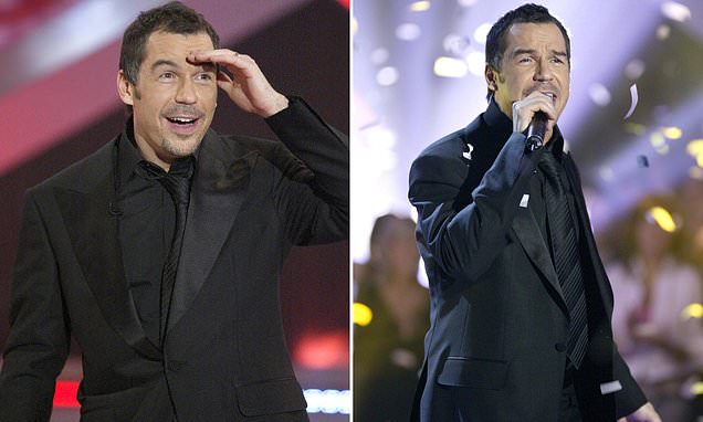 EmmacJS's tweet card. Seated in a corner, the bearded singer belted out a series of hits as they sipped drinks and tucked into their evening meals.