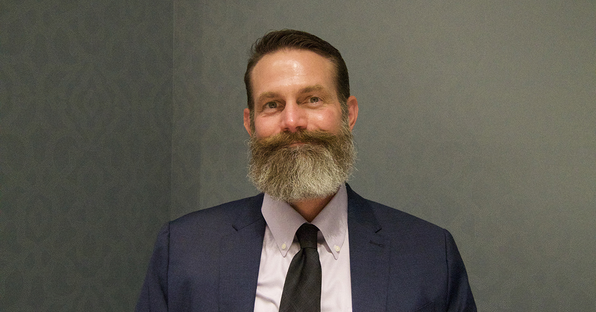 Gartner_jp's tweet card. 　企業のアプリケーション戦略とビジネス戦略には、乖離がある。2023年、Gartner（以下、ガートナー）がエンタープライズアプリケーションリーダー向けに行った調査では、回答者の60％以上が「両戦略の不整合」を上位課題とした。この一因には、ビジネスチームとITチームがそれぞれ異なる指標で業務を行っていることが挙げられる。隔たりがある中、「AI」という要素も加わった。AIは、両者の溝をさらに深...