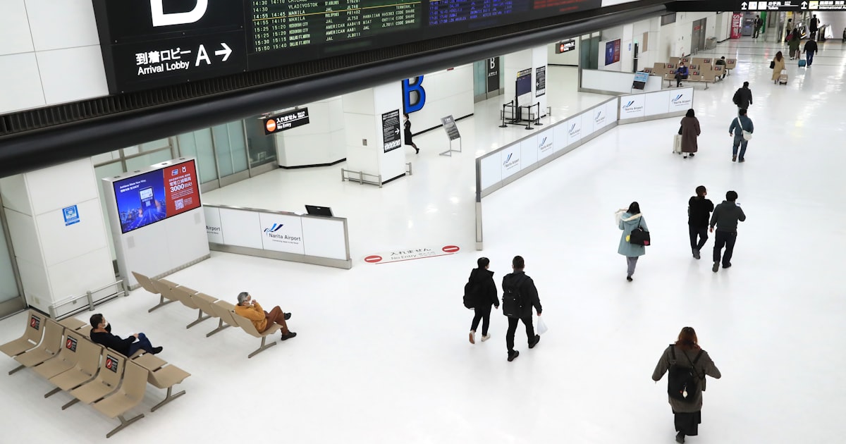 nikkei's tweet card. 政府は外国人の在留資格の更新や変更といった手続きの手数料を引き上げる方針だ。手数料の上限を定める入管法を改正し、2026年度中の引き上げを目指す。在留外国人は増加しており、審査にかかる人件費やシステム構築の費用などに充てる。在留の更新手数料は窓口で手続きすると6000円かかるが、これを5〜6倍に引き上げ3万円台とする方向で検討する。申請する在留期間の長さに応じて金額を加算する案もある。金額は政