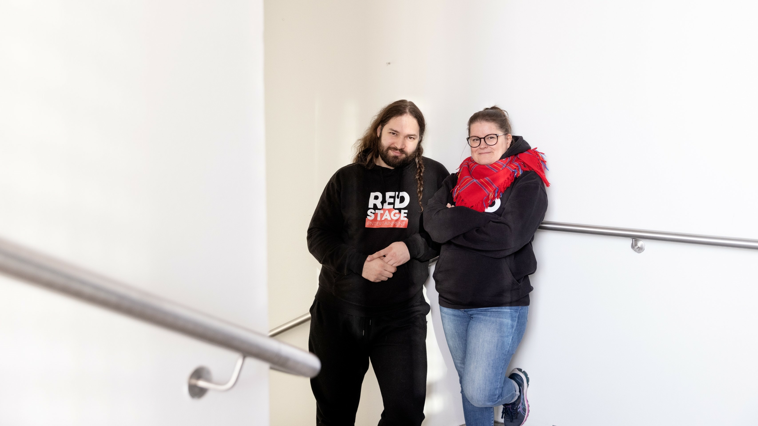 AVEKfi's tweet card. Kilpailuhenkinen peliala ei ole helpoin paikka luovan työn tekijöille. Indie-pelistudion perustaneet Sahin Cengiz ja Marjaana Auranen luottavat tarinankerronnan voimaan. Kaksikko on toteuttanut...