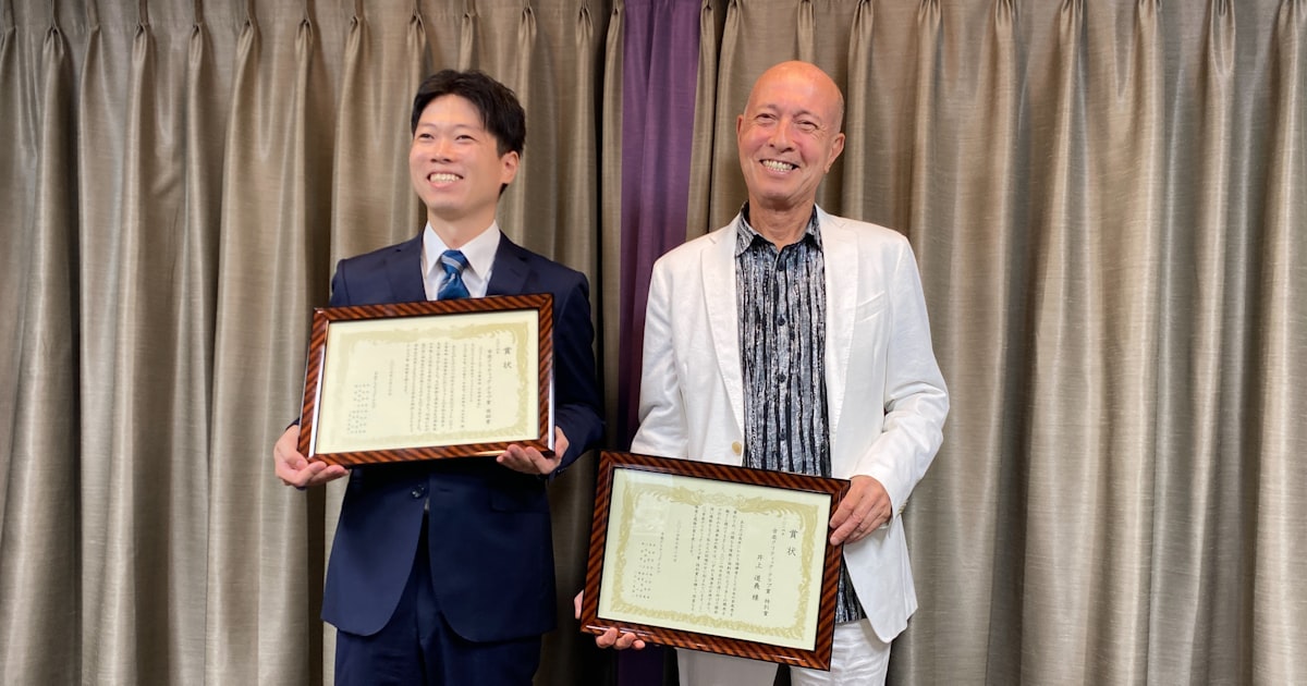 Akistru's tweet card. 「批評家も音楽ホールもプロデューサーも、コンセプトをずっと持ち続けることが大切。それが人を感動させる仕事につながる」。2024年末で指揮者を引退した井上道義が、同年の音楽クリティック・クラブ賞の特別賞を受賞し、7月27日に大阪市内で開かれた授賞式で音楽界への思いを語った。将来性のある若手演奏家の公演に贈られる奨励賞にはザ・フェニックスホール（大阪市）主催の「フォーレ/ピアノ五重奏曲全曲演奏会」（