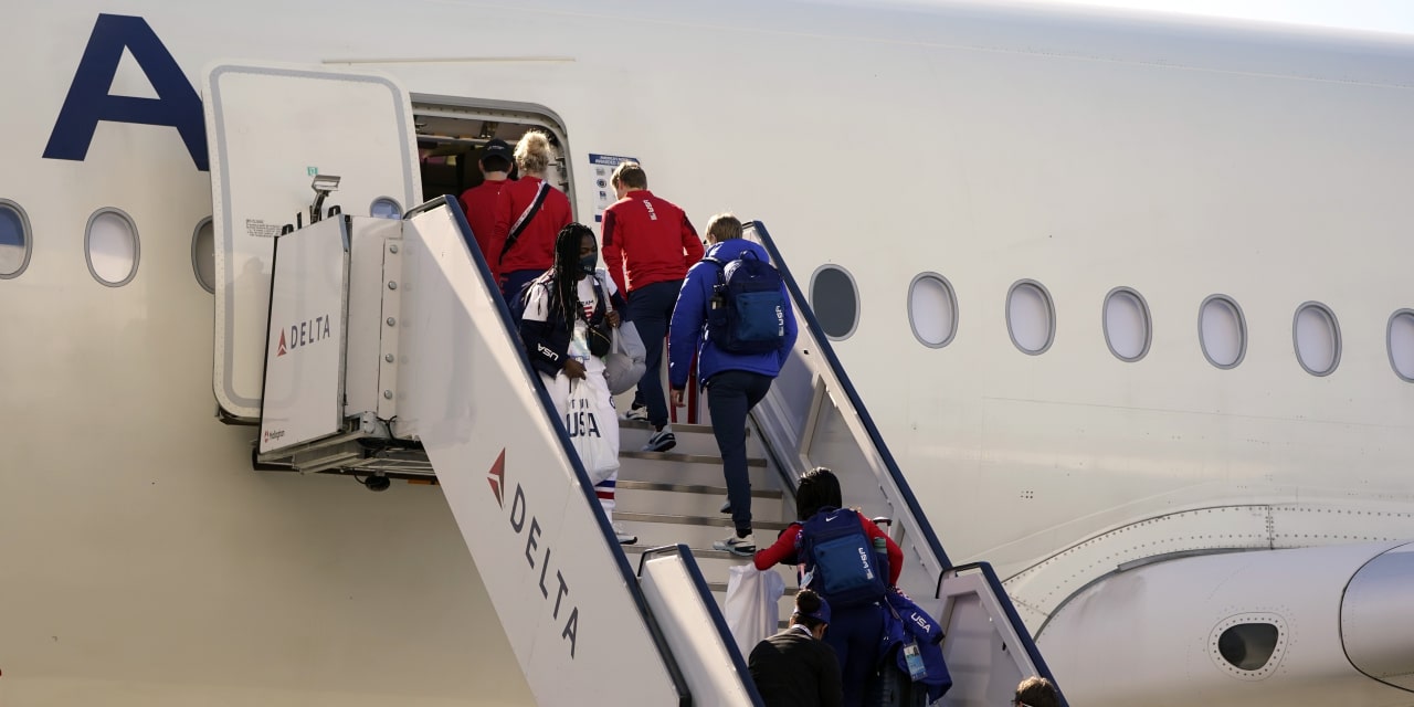 rohitprabhakar's tweet card. He advises Olympic athletes where to sit, what to wipe down and what to do with the air nozzle to prevent illness.