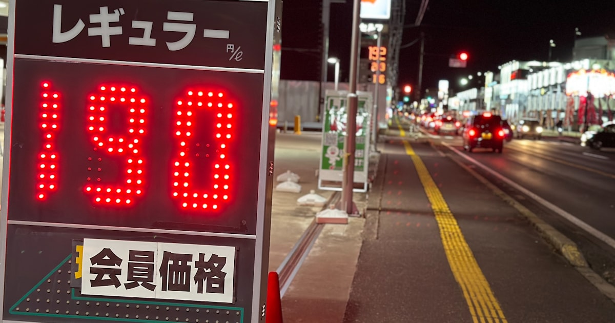 old_gamer_std's tweet card. 資源エネルギー庁が30日発表したレギュラーガソリンの店頭価格（全国平均、28日時点）は前週と比べ1.9円高の1リットル185.6円だった。統計開始以降の最高値である2008年8月の185.1円を突破した。値上がりは15週連続。為替の円安や補助金の縮小を反映した。原料の原油がドル建てで取引されるため、円安が進むとガソリンの価格は上昇しやすい。今回のガソリン価格には15〜21日の外国為替市場の動き