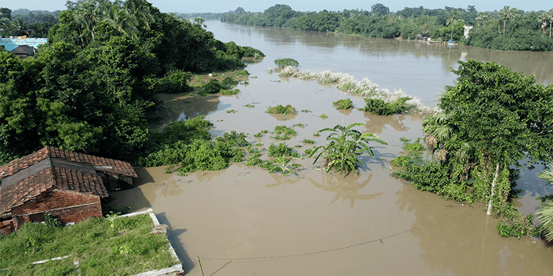 CleverpyML's tweet card. India es uno de los países más vulnerables a las inundaciones debido a su geografía diversa y la presencia de grandes ríos como el Ganges, el Brahmaputra y el Indo