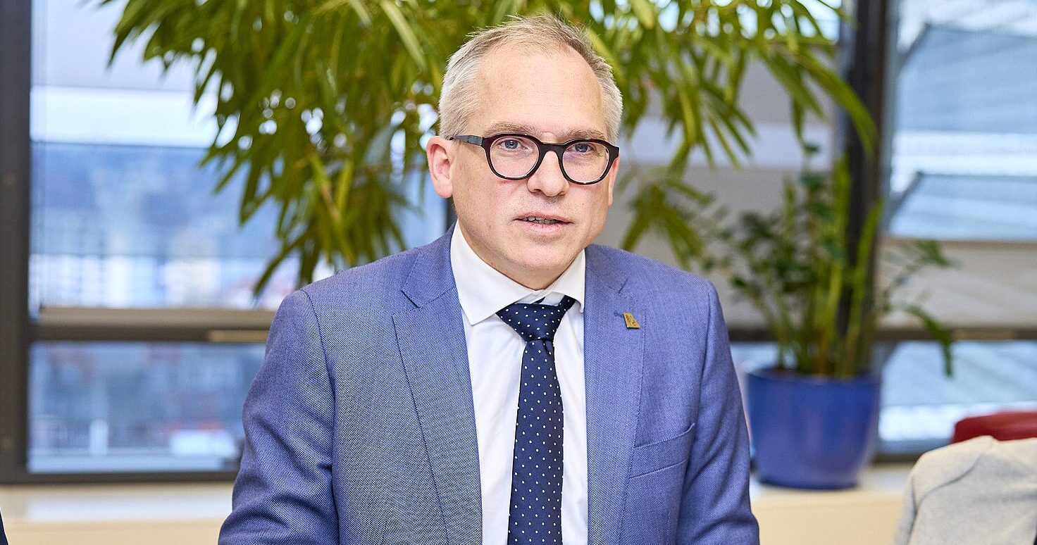 V_N1WS's tweet card. Matthias Diependaele zet de schaar in Vlaamsgezinde organisaties. De meeste subsidies aan linkse groepen voor € 75 miljoen blijven overeind.