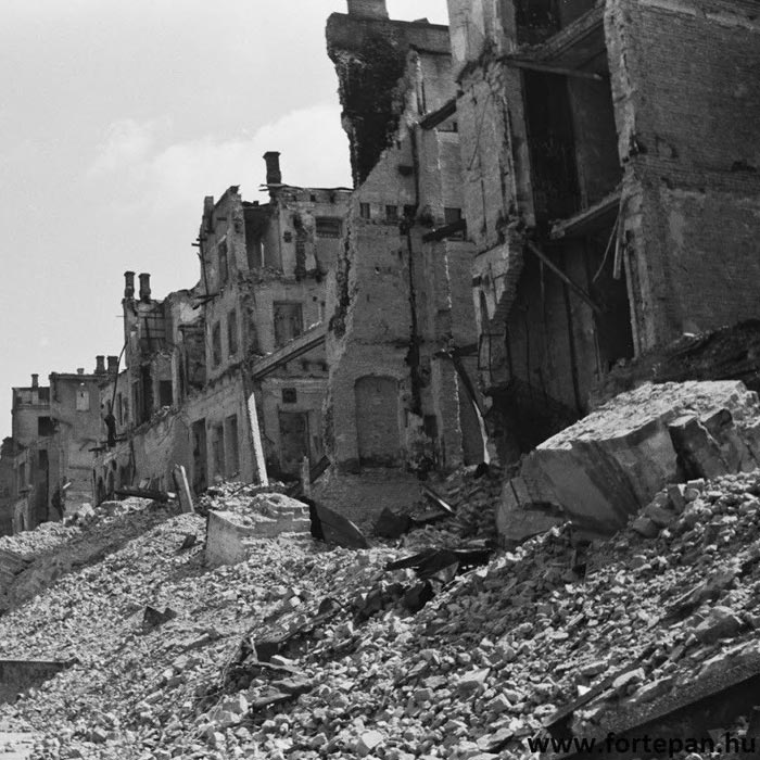 istpravda88's tweet card. 24 âåðåñíÿ 1941 ðîêó, íà ï'ÿòèé äåíü îêóïàö³¿ Êèºâà í³ìåöüêèìè â³éñüêàìè, ó öåíòð³ ì³ñòà, ãîëîâíèì ÷èíîì, âçäîâæ Õðåùàòèêà, ï³ä³ðâàíî ÷èñëåíí³ áóä³âë³. Ó ðåçóëüòàò³ âèáóõ³â, ùî òðèâàëè é ó íàñòóïí³...