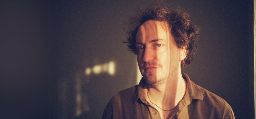 ByteFM's tweet card. Wie unterstützt ein Label Musiker*innen bei einer nachhaltigen Karriereplanung? Sebastian Król vom Hamburger Musiklabel Backseat ist zu Gast bei Hamburg Jetzt! %