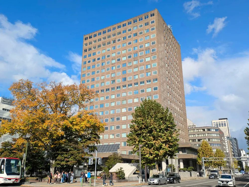 doshinweb's tweet card. 札幌市は2045年までの20年間を対象とした第3次都市計画マスタープランの案をまとめた。市内の人口が減少に転じたことを受け、都市機能を集約するコンパクトシティーの実現を掲げる一方、市街地は縮小せず区域...