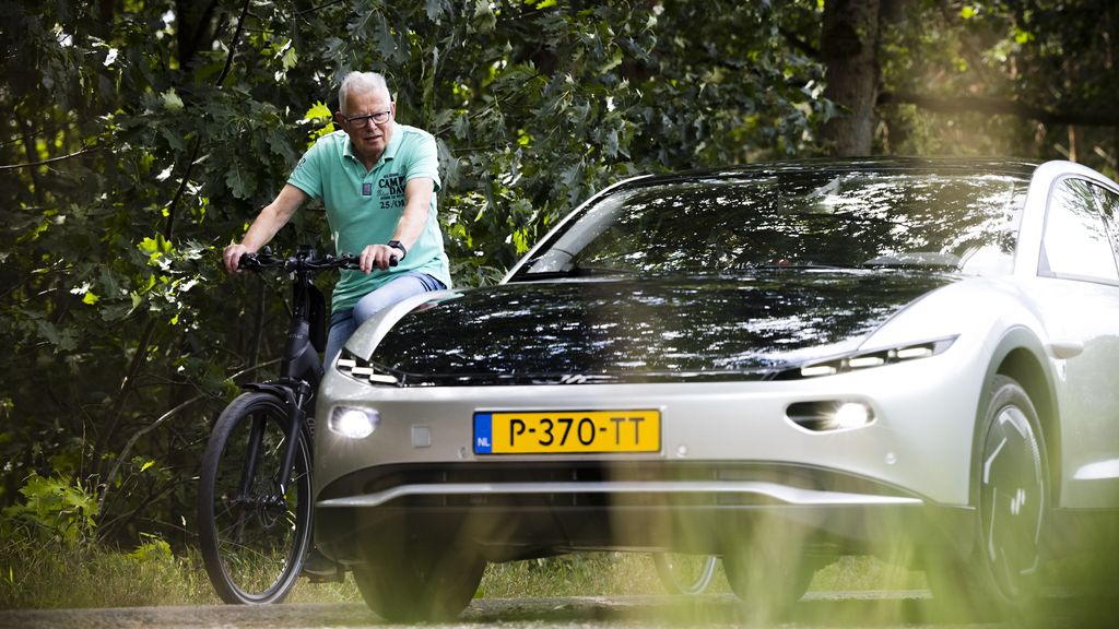 gebrgerrits's tweet card. De productie van de auto met zonnepanelen in het dak start eind 2025. Er zijn inmiddels 21.000 bestellingen.