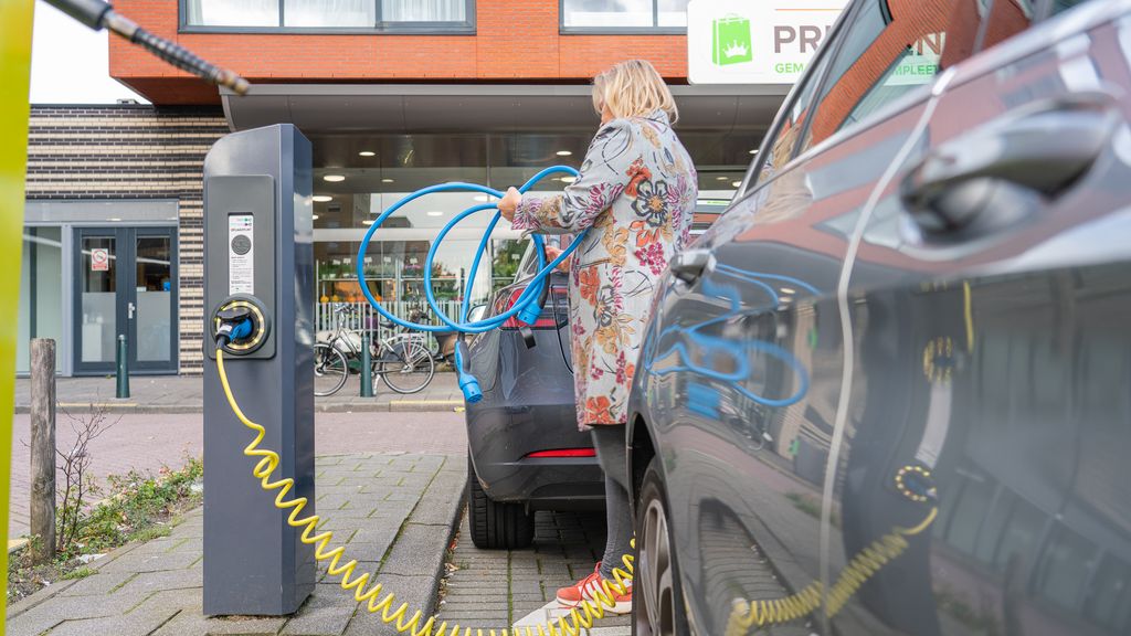 gebrgerrits's tweet card. Volgens brancheorganisatie RAI Vereniging reden eind 2022 ruim 340.000 volledig elektrische auto's rond, 90.000 meer dan een jaar eerder.