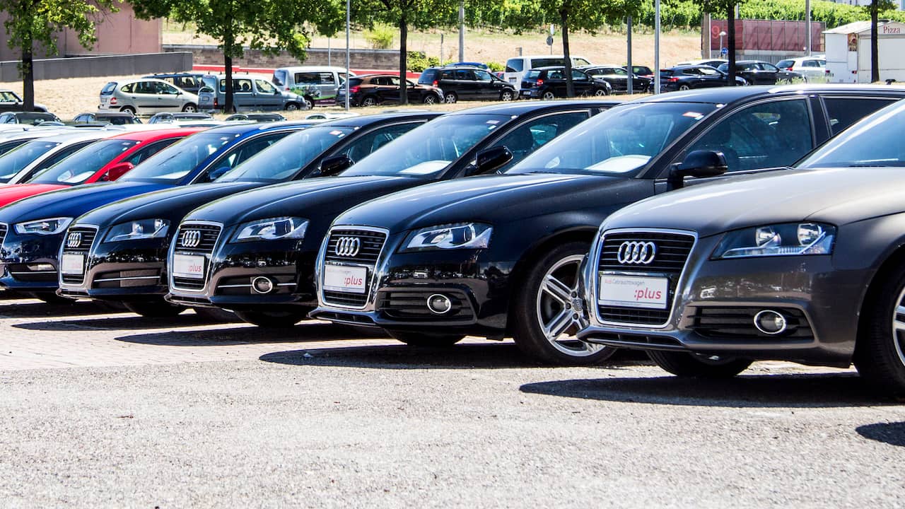 gebrgerrits's tweet card. In de eerste zes maanden van dit jaar zijn 142.714 tweedehands auto's uit het buitenland gehaald. Dat zijn er fors meer dan in 2020, toen de teller eind juni op 79.304 exemplaren stond. Daarmee ligt...