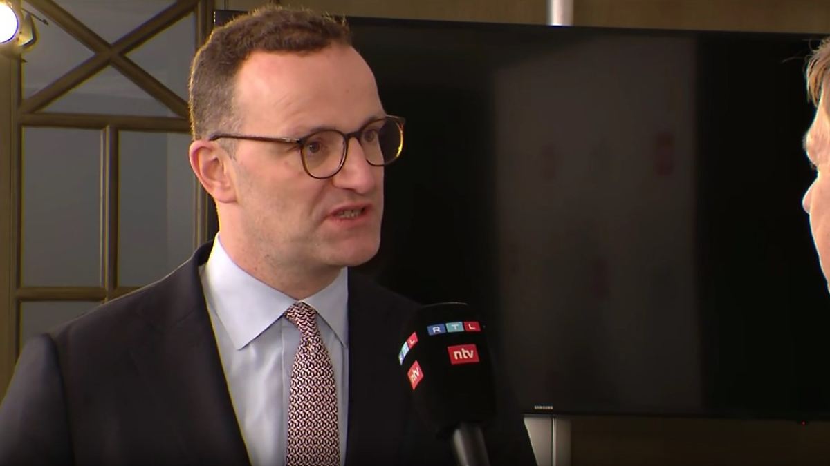 ntvde's tweet card. In Umfragen vor der anstehenden Wahl liegt die Union komfortabel in Führung. Entsprechend breitbeinig tritt Fraktionsvize Spahn mit Blick auf die SPD auf. Kanzler Scholz ist für ihn bereits ein Mann...