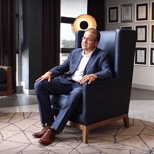 Moneyweb's tweet card. ‘Gold typically performs well when the dollar is under pressure, but currently it's totally out of whack’ – Citadel chief economist Maarten Ackerman.