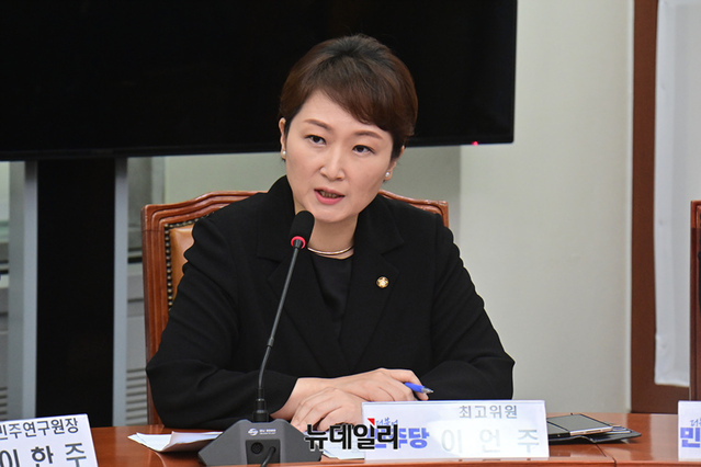 BHJun's tweet card. 론스타 승소의 '공(功)'을 둘러싸고 여야 간 공방이 계속 벌어지고 있다. 더불어민주당은 전 정부의 배상 취소 신청을 비난해놓고 승소 후엔 '새 정부의 쾌거'라는 식으로 태세를 전환했고, 배상 취소를 주도한 한동훈 전 국민의힘 대표는 '숟가락 얹기'라고 비판했다. 여권 내에선 "잘한 일"이라고 인정하면서도 한 전 대표에 대해 "작은 그릇"이라며 떨떠름한...