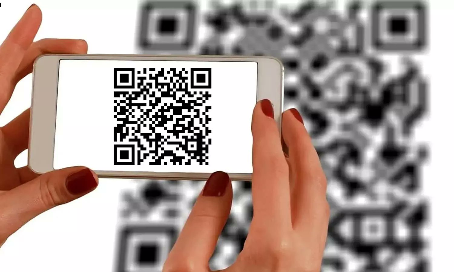 maalaimalar's tweet card. கியூஆர் குறியீடுகள் ரெயில் நிலைய உணவகங்கள் மற்றும் கடைகளில் இடம்பெற்றிருக்கும்.ஸ்கேன் செய்தவுடன், அவர்கள் தங்கள் குறைகளை பதிவு செய்து அனுப்பலாம்.