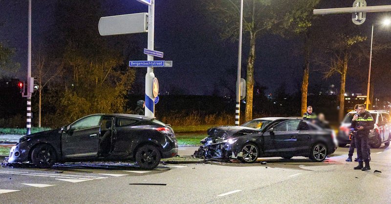 Frontale botsing tussen 2 auto's