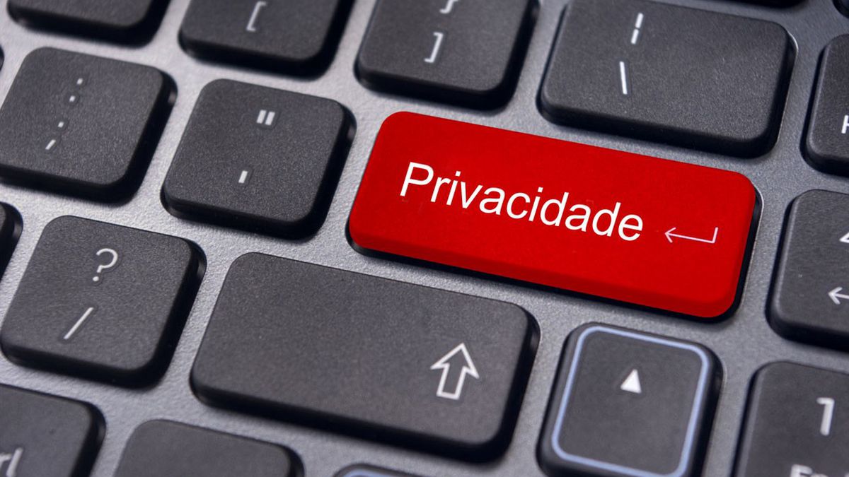 lab_front's tweet card. Segundo o texto, "os provedores de aplicação (como Google) devem requerer dos usuários e responsáveis pelas contas que confirmem sua identificação"