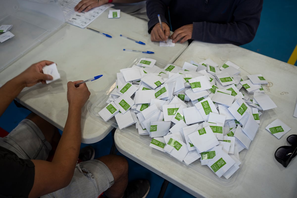 elpais_chile's tweet card. La sociedad no ha tenido un giro ideológico unidimensional, una derechización monolítica, sino que se caracteriza por un conjunto heterogéneo, y a menudo contradictorio, de preferencias