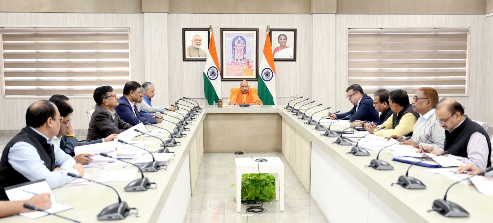 HindiKhabar's tweet card. सीएम योगी आदित्यनाथ ने उत्तर प्रदेश में 95 नई सिंचाई परियोजनाओं को स्वीकृति दी। इनसे 36,000 हेक्टेयर भूमि में सिंचाई क्षमता बढ़ेगी और 9 लाख..