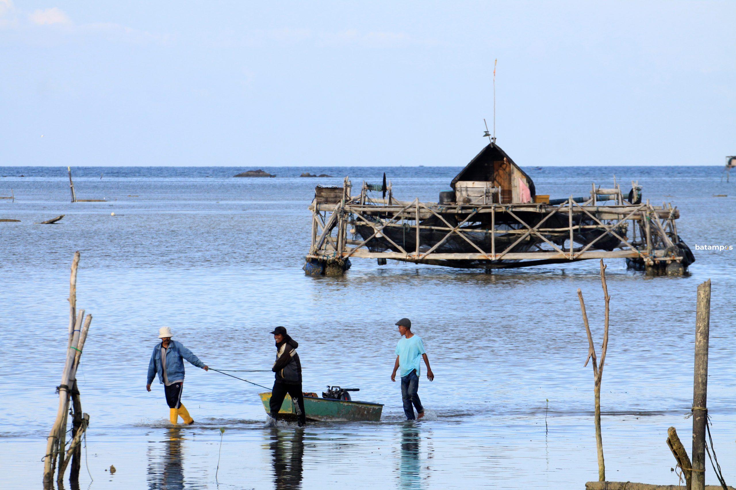 BatamPos's tweet card. batampos — Wali Kota Batam, Amsakar Ahmad, menegaskan komitmen pemerintah dalam memberikan perlindungan jaminan sosial bagi nelayan dan pekerja rentan di kota ini. Ia memastikan bahwa tahun depan...