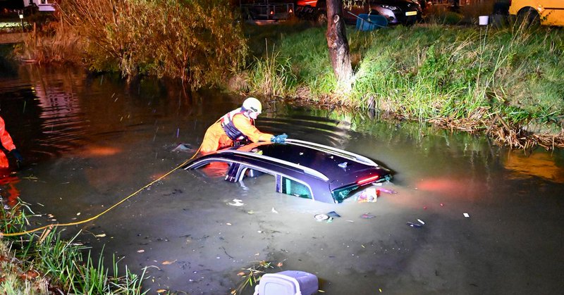 Bestuurder vlucht nadat auto in sloot belandt