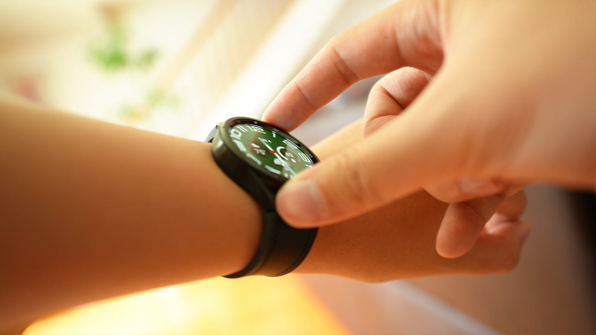 ZDNET's tweet card. This straightforward Galaxy Watch trick can solve battery drain, glitches, lag, and more. Here's how (and why) it works.