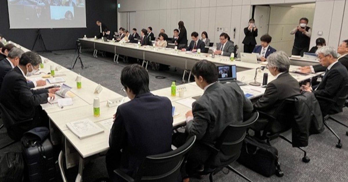 TsugawaYusuke's tweet card. 厚生労働省は20日、介護サービス利用料の2割負担の対象拡大に踏み切る場合、預貯金など金融資産の保有状況を考慮する案を示した。現行の所得基準を下げて対象者を増やすことが基本方針となるが、2割負担にするのはその中でも金融資産が多い人に限定する。20日に開いた社会保障審議会（厚労相の諮問機関）の介護保険部会に、厚労省が案を提示した。高齢化で介護費用は増加しており、収支の改善に向けて議論を深める。