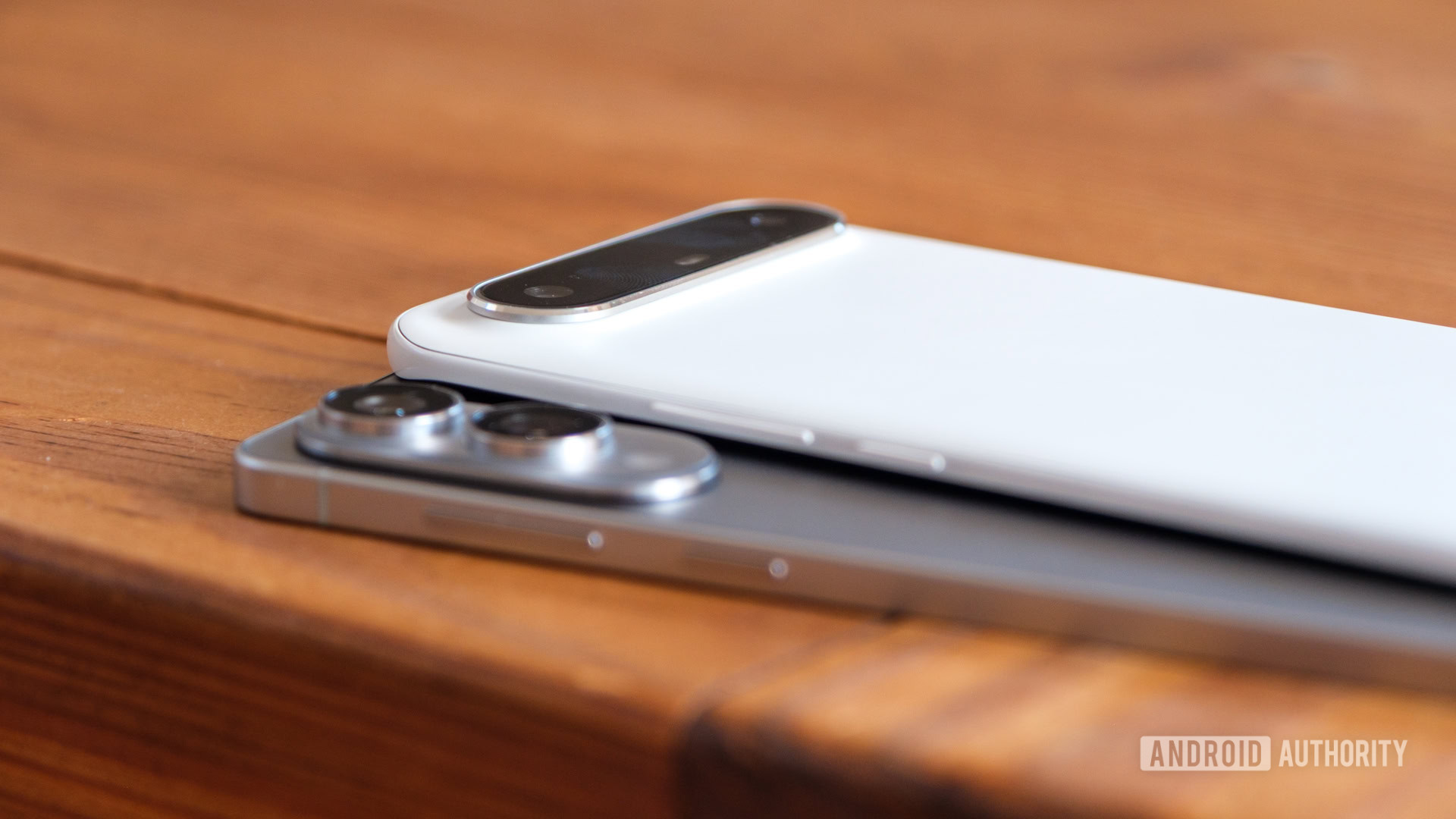 AndroidAuth's tweet card. A survey conducted on Android Authority shows that users are not willing to sacrifice battery life for thin phones, especially when they don't have to.