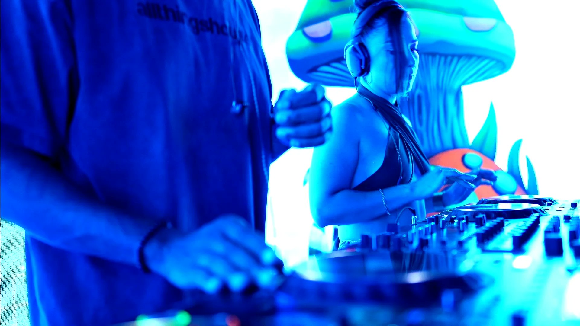 KINGSIZE_LED's tweet card. Late Night Jackin 1