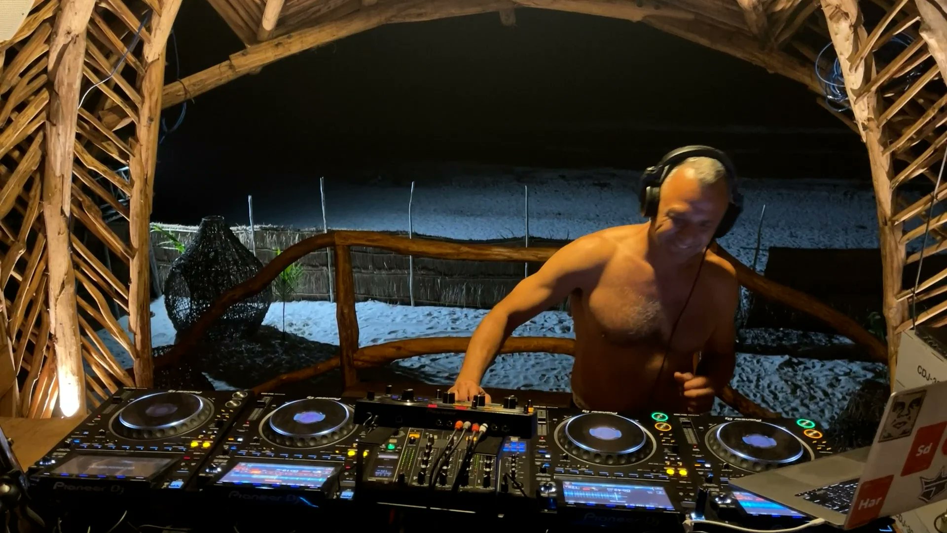 KINGSIZE_LED's tweet card. Tulum pt.3