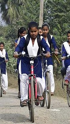 SarkarnamaNews's tweet card. सुरक्षिततेची चिंताग्रामीण भागातील अनेक मुली शाळेत जाण्यासाठी रोज 2 ते 5 किलोमीटर चालत जातात. खराब रस्ते, उन्हापावसाचा त्रास आणि सुरक्षिततेची चिंता यामुळे मुलींच