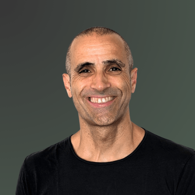 LesegLeyendo's tweet card. Ernesto Bravo Villamayor es ingeniero industrial. Completó su formación con EMBA en ESIC y un PDG en IESE, además de titularse en Coaching Ontológico, de Equipos y Sistémico. Exdirectivo de multina…