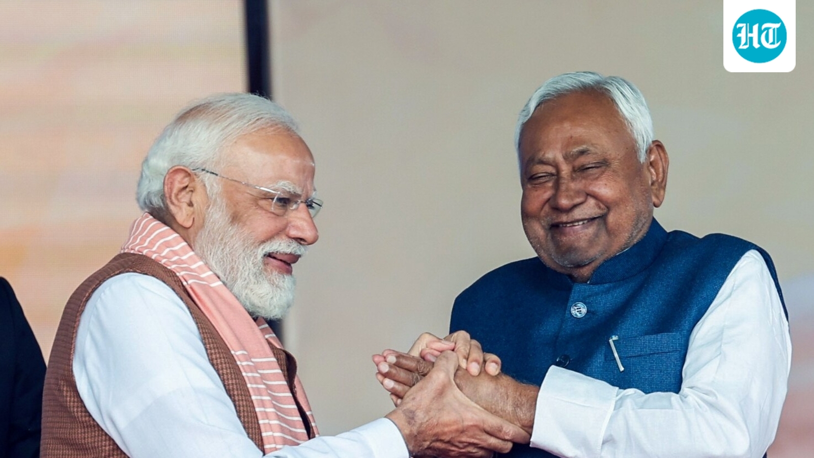 write2ragavan's tweet card. Bihar new government: PM Modi and Nitish Kumar held hands and swung them in the air together, after which the prime minister bowed down to the public of Bihar.