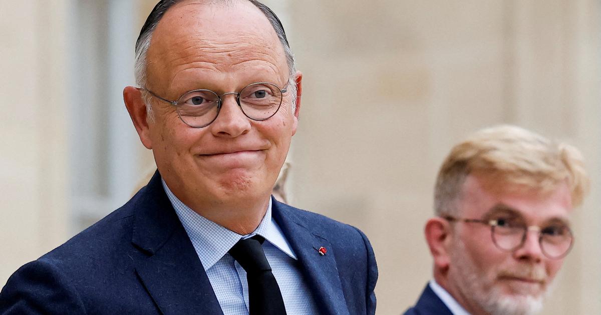 Firenault's tweet card. Édouard Philippe promet un «deal fiscal inédit» : 50 milliards d’euros d’impôts en moins pour les entreprises, compensés par une baisse équivalente des aides, pour relancer la production et la...