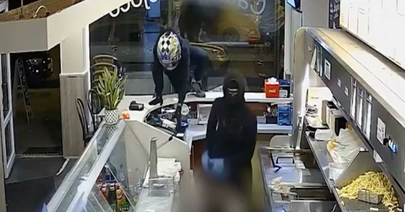 Snackbareigenares jaagt overvallers weg met kokend frituurvet