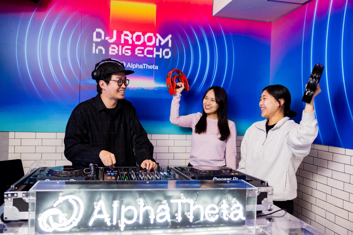 realsound_tech's tweet card. 第一興商はDJ機材メーカーのAlphaThetaと連携し、カラオケボックス初のDJ専用ルームをビッグエコー中目黒山手通り店に11月21日にオープンすると発表した。　DJ専用ルームにはクラブやフェスで使われているAlphaThetaのDJ機材が置かれている。気軽に本格的なDJ機材を体験できるほか、防…